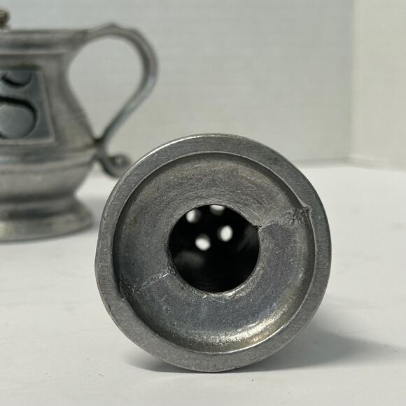 Vintage 1970's Wilton Armetale Plough Tavern Pot Belly Salt Pepper Toothpick Set - Picture 6 of 10